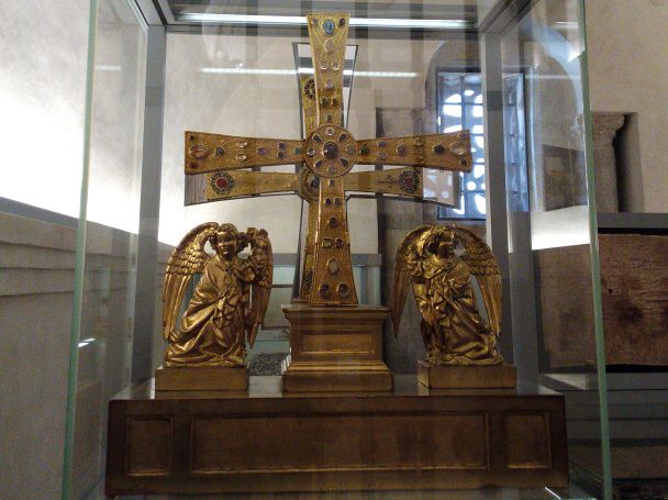 Cruz de los Ángeles en la Cámara Santa de Oviedo