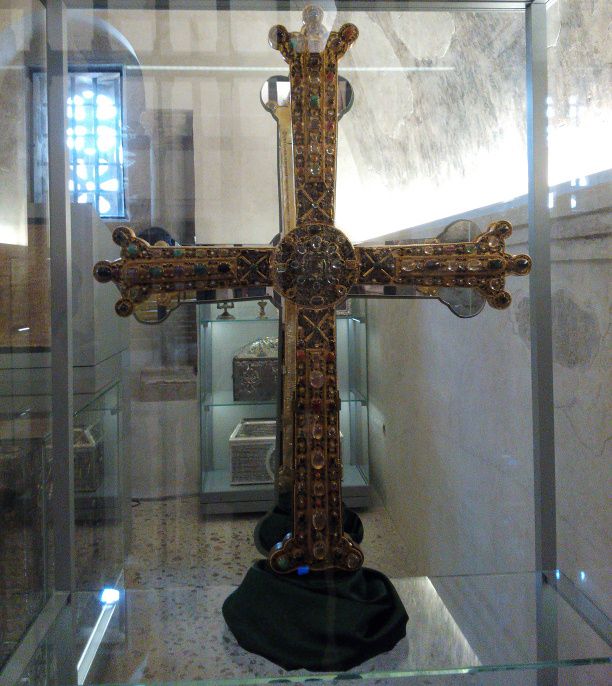 Cruz de la Victoria en la Cámara Santa de Oviedo