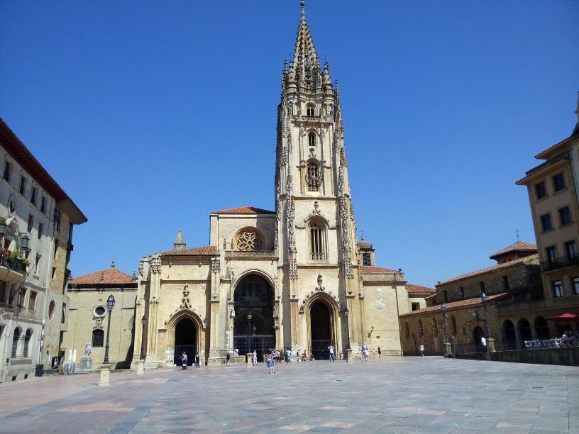 Vista de la Catedral de El Salvador desde la plaza