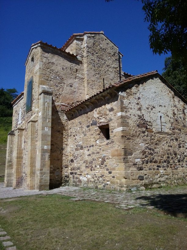 Iglesia dedicada a San Miguel en el monte Naranco