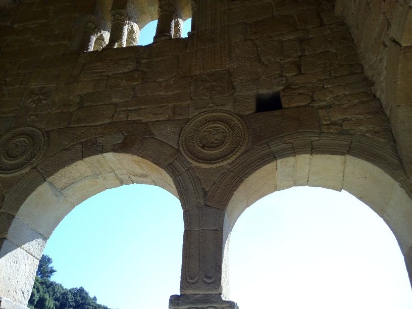 Detalle del monumento Santa María del Naranco