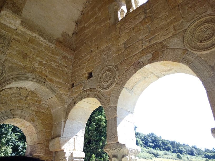 Interior de Santa María del Naranco