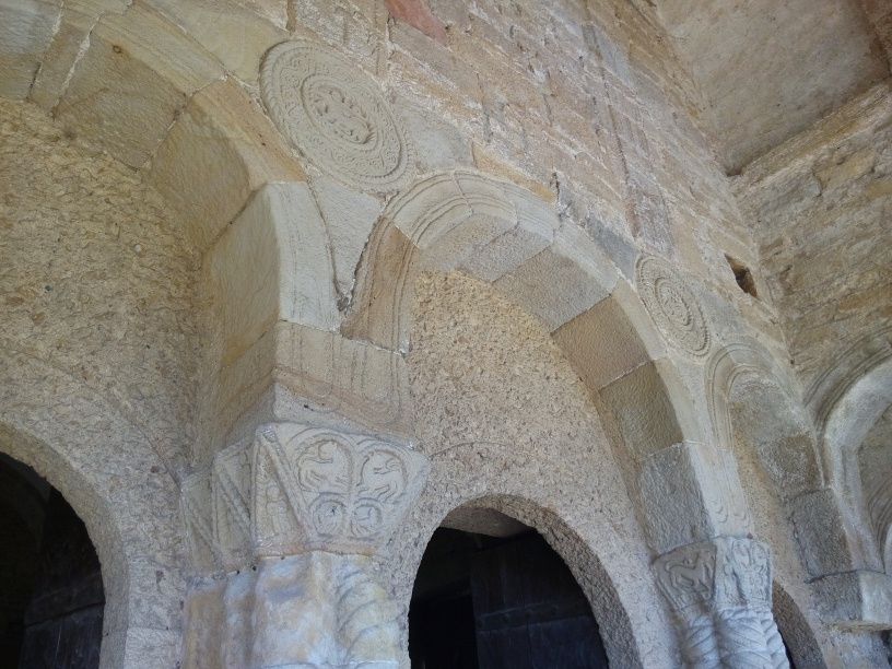 Detalles del interior del monumento de Santa María del monte Naranco en Oviedo
